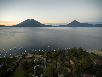 背景中的圣佩德罗火山和阿提兰火山。前景中的阿提特兰湖和帕纳贾赫尔镇。危地马拉观光胜地
