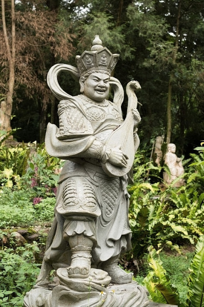 年老的亚洲神雕像