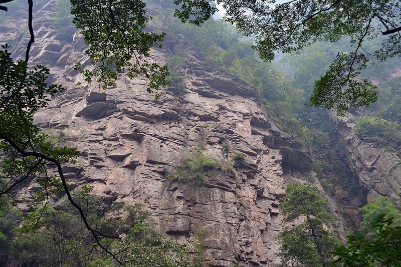 在武陵源风景区的公园里徒步旅行。绿树成荫，沿路有河!