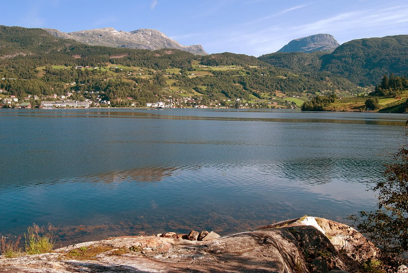 挪威宁静的峡湾全景