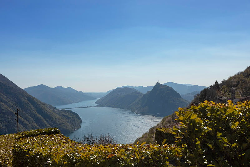 提基诺的布雷斯村，斯威瑟兰。来自布雷国家的卢加诺湖全景