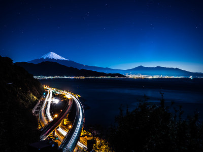 星空，冬天的富士山，骏河湾，淡淡的汽车痕迹。