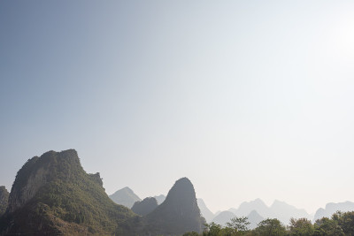 桂岭和阳朔之间的喀斯特形成和雾山景观