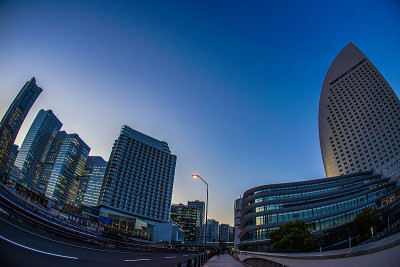 横滨港人未来的城市和日落