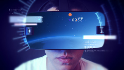 帅气的年轻人戴着VR头戴体验虚拟现实。