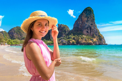 莱雷海滩的女人