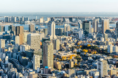 全景现代城市天际线鸟瞰台场，金色阳光下