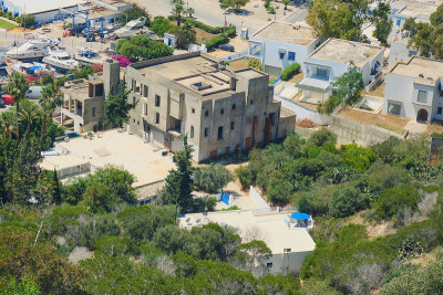 Sidi Bou Said港口附近未完工的建筑。在突尼斯海边的山坡上