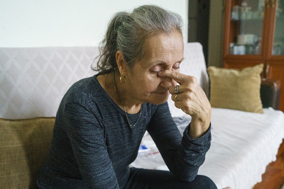资深女性在家承受着压力