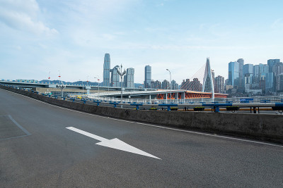 中国重庆的高速公路和城市现代建筑