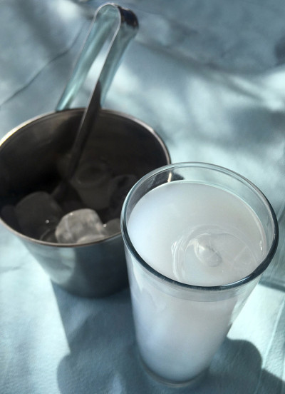 在岛上的一家希腊酒馆里喝一杯希腊茴香酒
