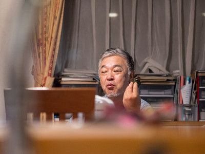 一位老人正在家中享用饭团