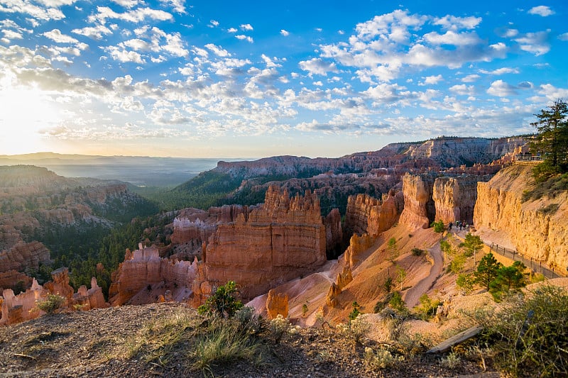 布莱斯峡谷国家公园露天剧场和hoodoo的日出