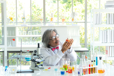 科学教授分析液体的卫生保健研究人员在生命科学实验室工作