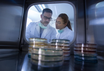 在实验室中处理样本的生物学家