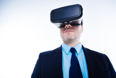 智能智能的男人戴着3d现实眼镜