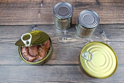 用罐子装的罐头食品。铁罐里的肉罐头