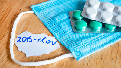 医用口罩和刻有“冠状病毒2019-nCoV”字样的药片