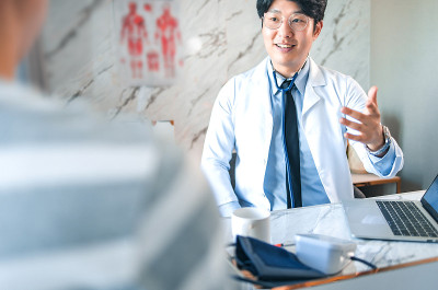 手持医生测量病人的压力。医疗工作者在检查血压或其他健康的年轻人期间。