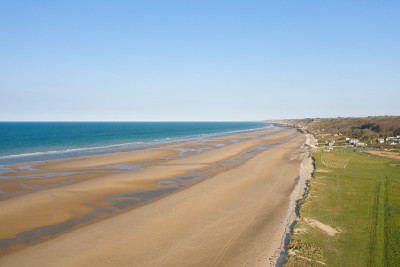 在欧洲，在法国，在诺曼底，在Arromanches，在Colleville，在春天，在阳光明媚的日子