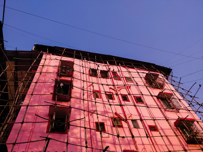 低角度的粉红色住宅建筑对蓝色的天空