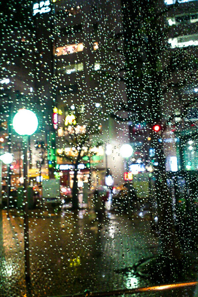 下雨的夜晚。