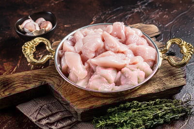 生禽肉切片，生鸡胸片在乡村煎锅。黑暗的背景。俯视图