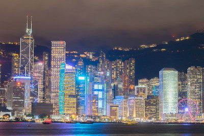 从维多利亚港眺望香港夜景
