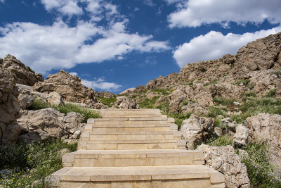 卡塔(土耳其):通往著名的内姆鲁特山(Nemrut Dagi)顶峰的小径。公元前62年，国王安条奥库
