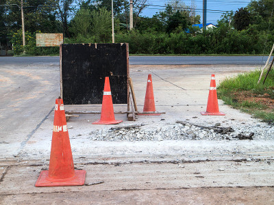 交通锥，建筑，混凝土道路。