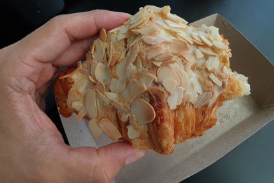 杏仁牛角面包咬