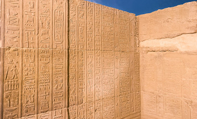 古日历雕刻在Kom Ombo神庙墙壁上，埃及