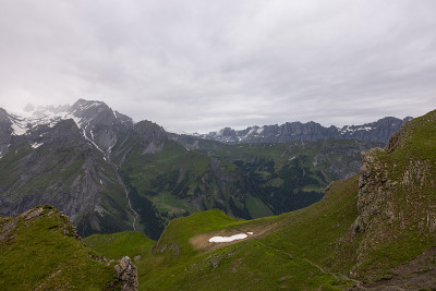 在瑞士的炉边徒步旅行。登上顶峰，翻越阿尔卑斯山，欣赏美丽的风景。史诗般的风景，看起来像霍比特人的土地