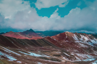 五彩缤纷的彩虹山和红谷景观。