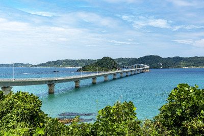 山口县的海啸桥，蓝天碧海环绕