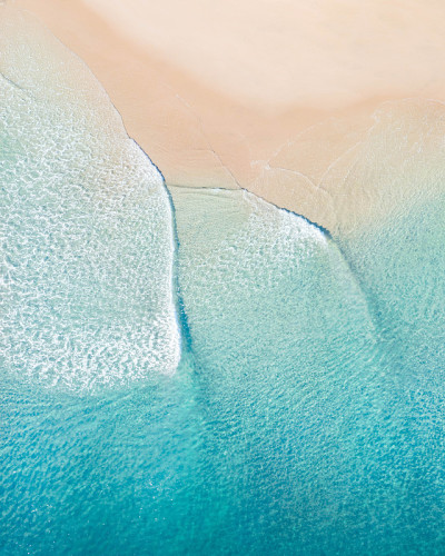 海滩和蓝色海洋的鸟瞰图