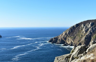 菲斯特拉的悬崖，“世界的尽头”和圣地亚哥卡米诺的最后舞台。Coruña，西班牙，蓝天，晴天。