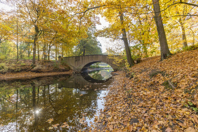 阳光在石桥在Krefeld /德国