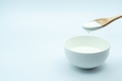 白背景下的酸奶