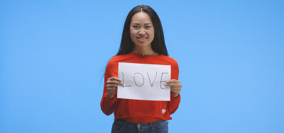 举着爱情标语的女人