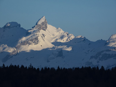 远处白雪覆盖的山峰