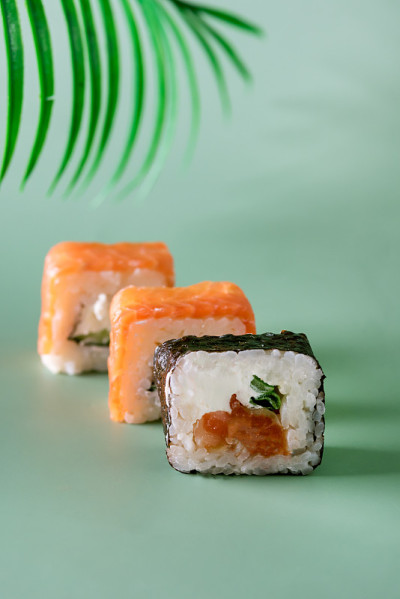 各种寿司在绿色背景美味的日本食品垂直