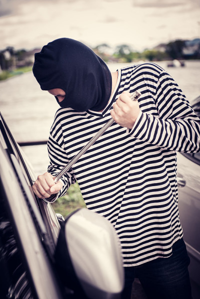 小偷试图偷停在公共停车场的那辆车