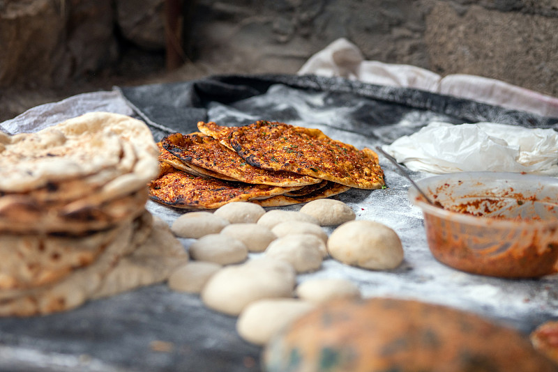 安提阿(Antakya)当地风味之一的有机炭火面包和分层面包的制作