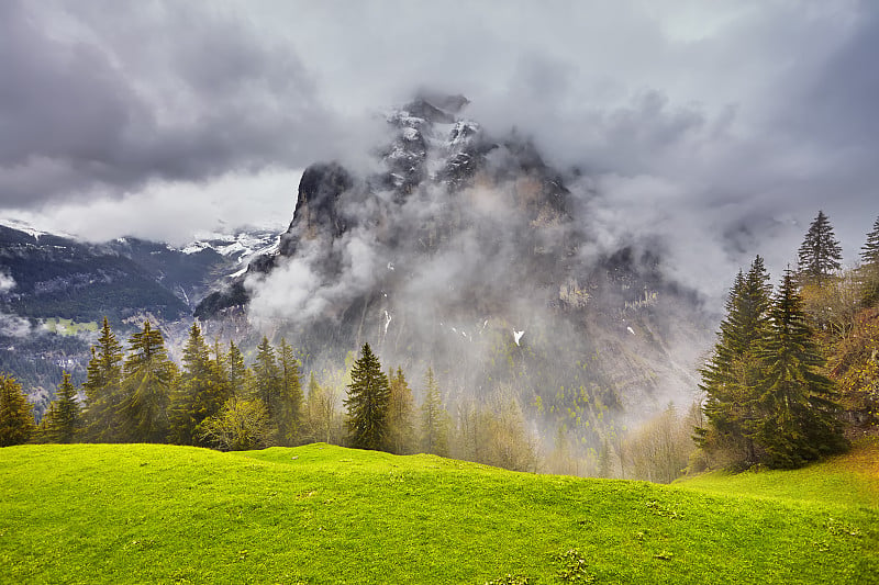 Lauterbrunnen山谷，Lauterbrunnen村，瀑布和Lauterbrunnen墙在瑞