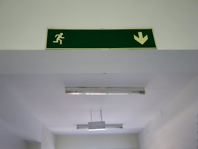 他要去出口。(男人行)