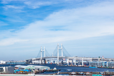 蓝天下的横滨海湾大桥