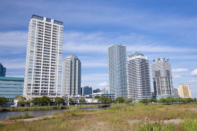 日本横滨车站周围的高层建筑和公寓