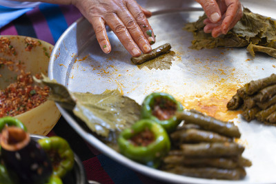 Zeytinyagli Yaprak Sarma /用手包裹葡萄叶。
