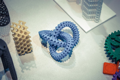 抽象模型打印的3d打印机特写。